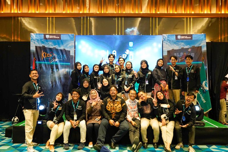 Foto bersama panitia di panggung