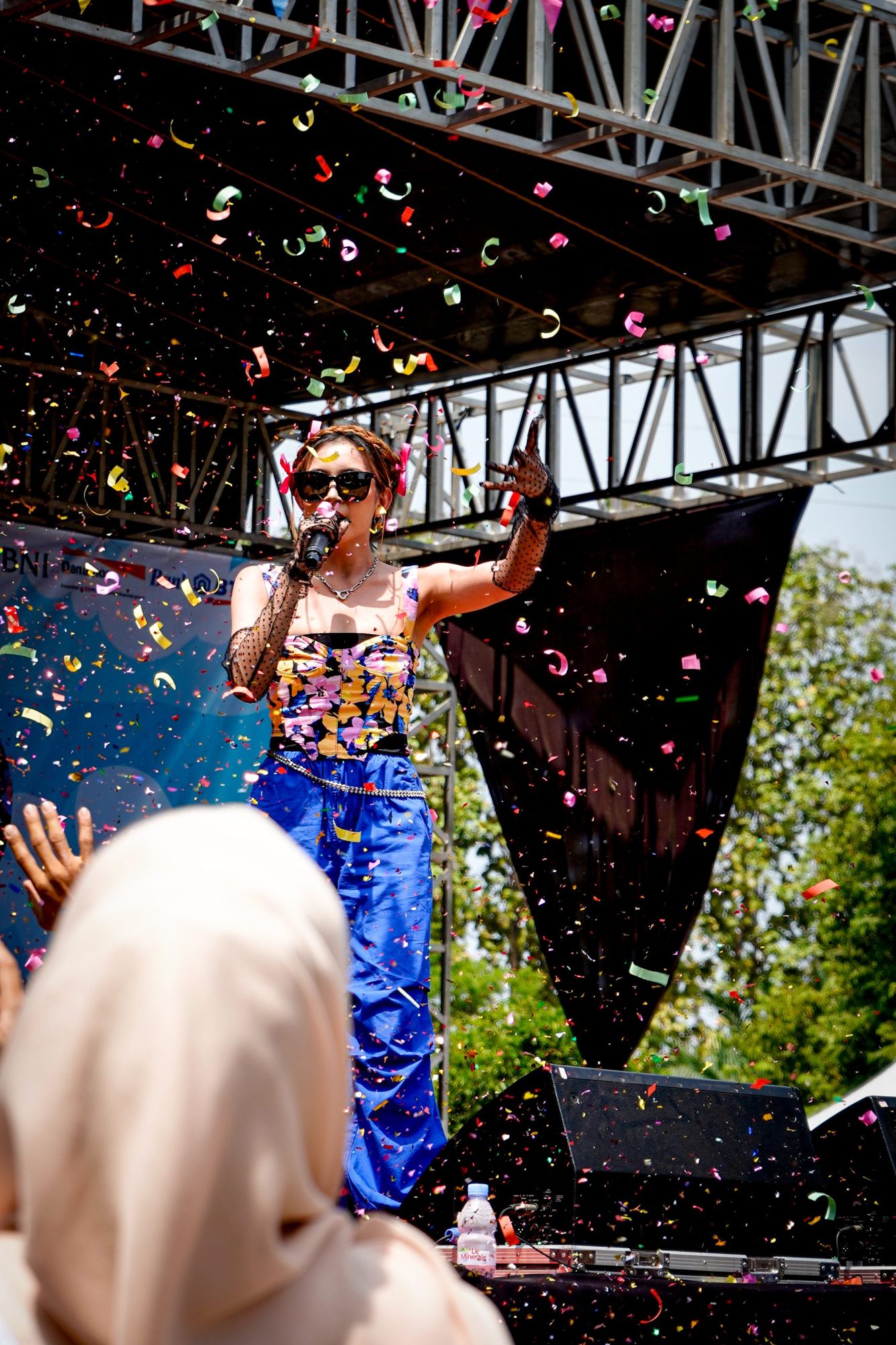 Panggung hiburan dengan hujan confetti