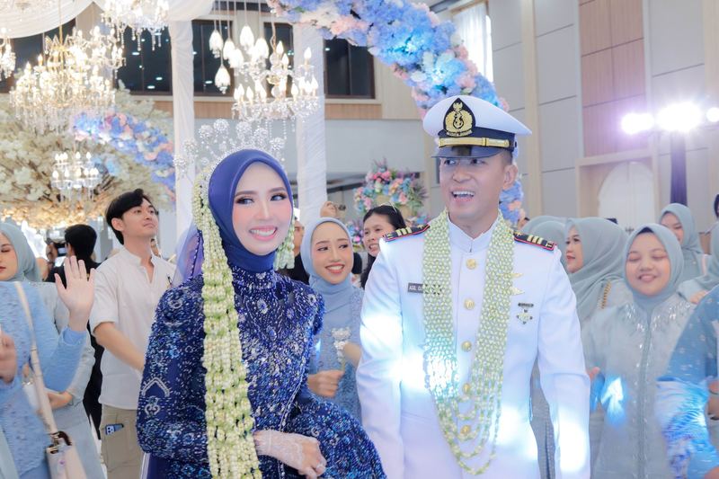 Pengantin menyapa tamu