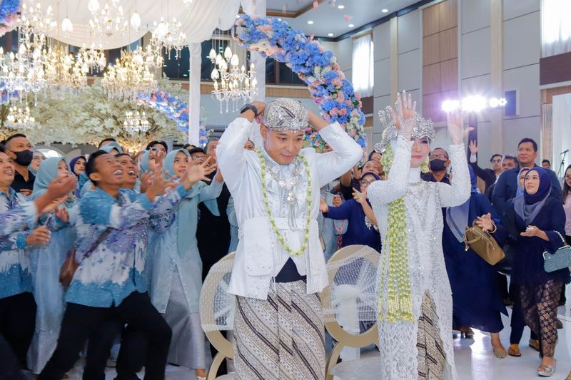 Keluarga bersorak di resepsi
