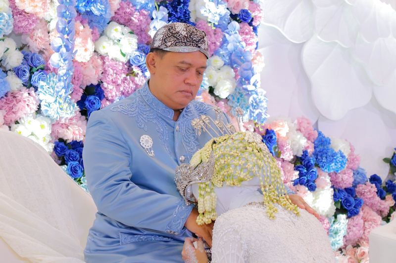 Sungkeman kepada orang tua