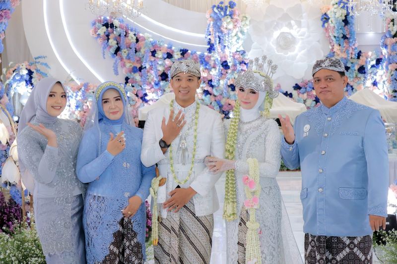 Pengantin bersama keluarga di pelaminan