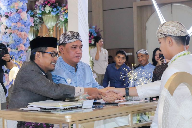 Penandatanganan buku nikah saat akad