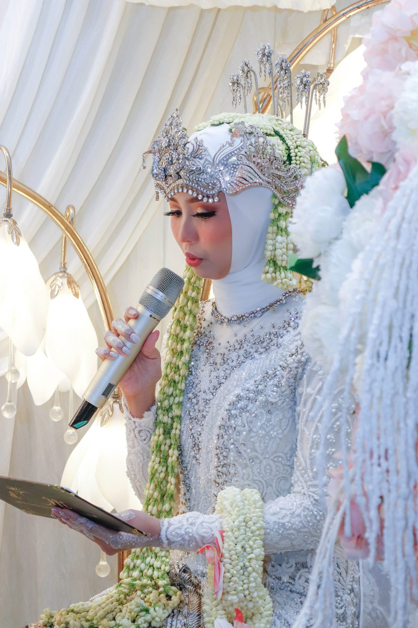 Pengantin wanita membaca sambutan