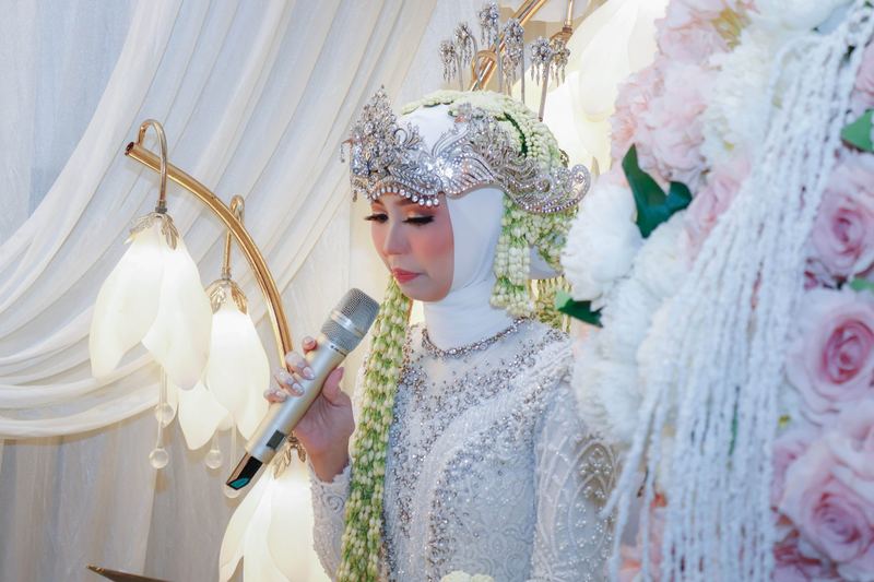 Pengantin di pelaminan bunga