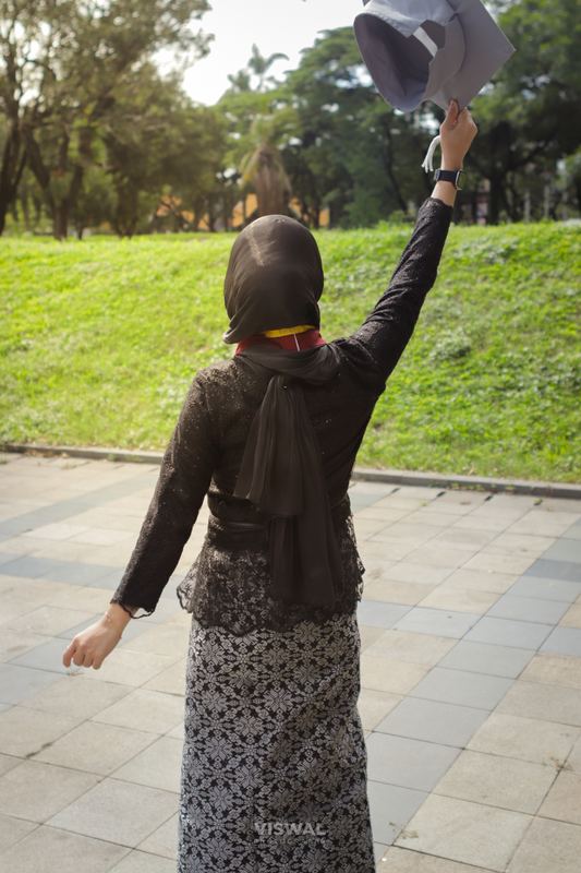 Wisudawan melempar topi toga