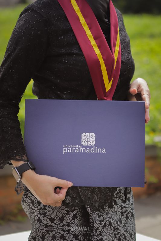 Wisudawan memegang map ijazah