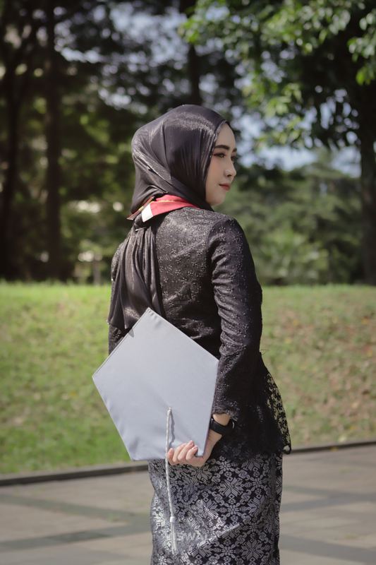 Potret santai di halaman kampus