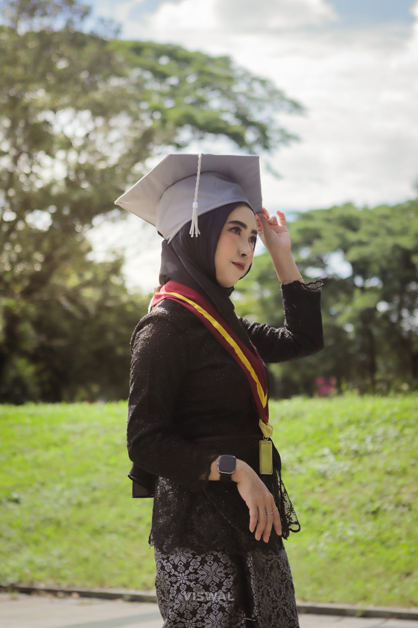 Potret wisudawan dengan topi toga