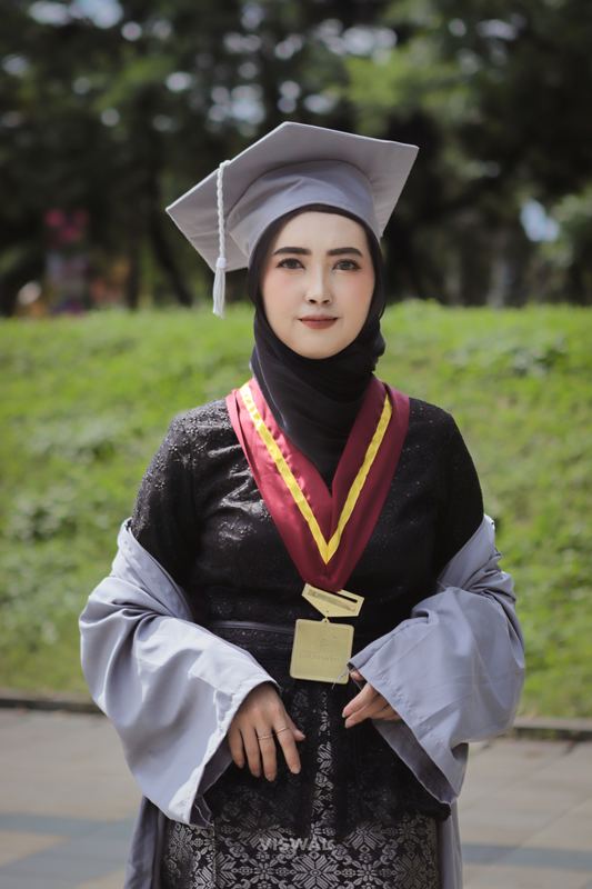 Potret formal dengan topi toga