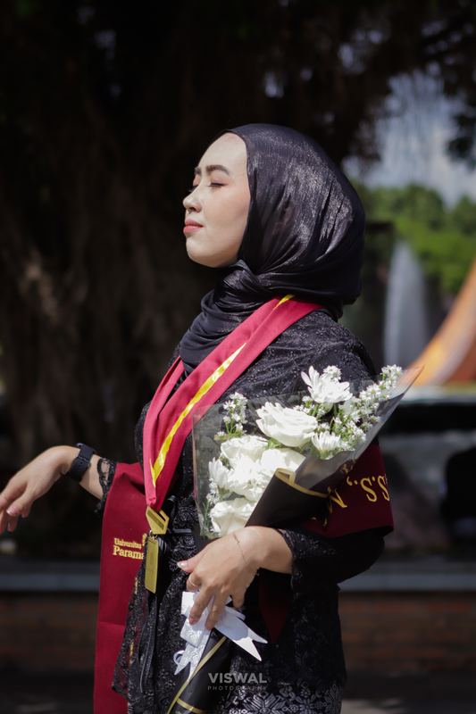 Wisudawan memegang buket bunga